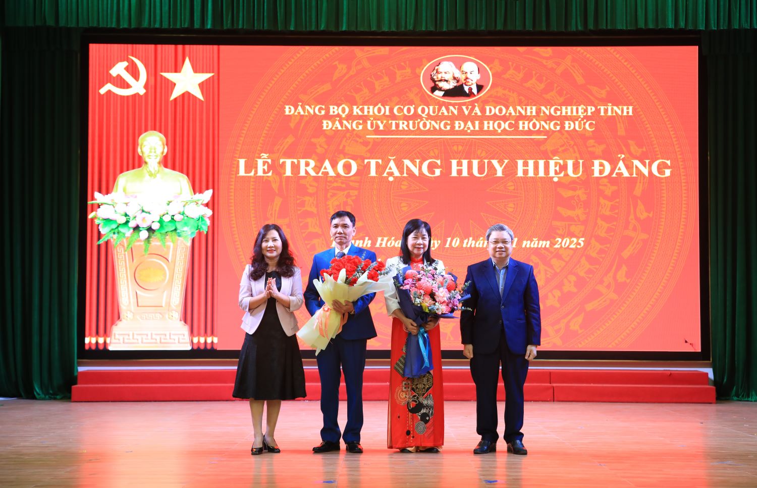 Đảng bộ Trường Đại học Hồng Đức tổ chức lễ trao huy hiệu 30 năm tuổi Đảng cho đồng chí Lê Thị Anh và đồng chí Nguyễn Xuân Trọng